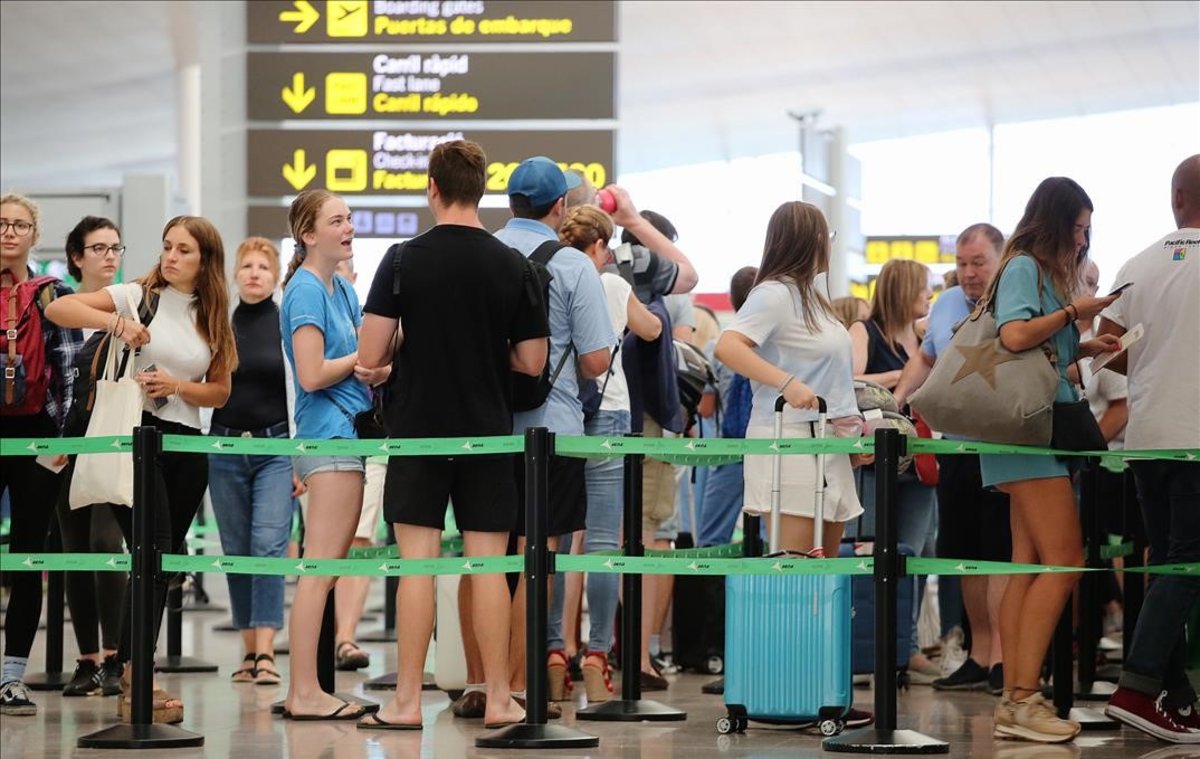 pasajeros esperan para pasar los controles seguridad aeropuerto prat 1565332460275